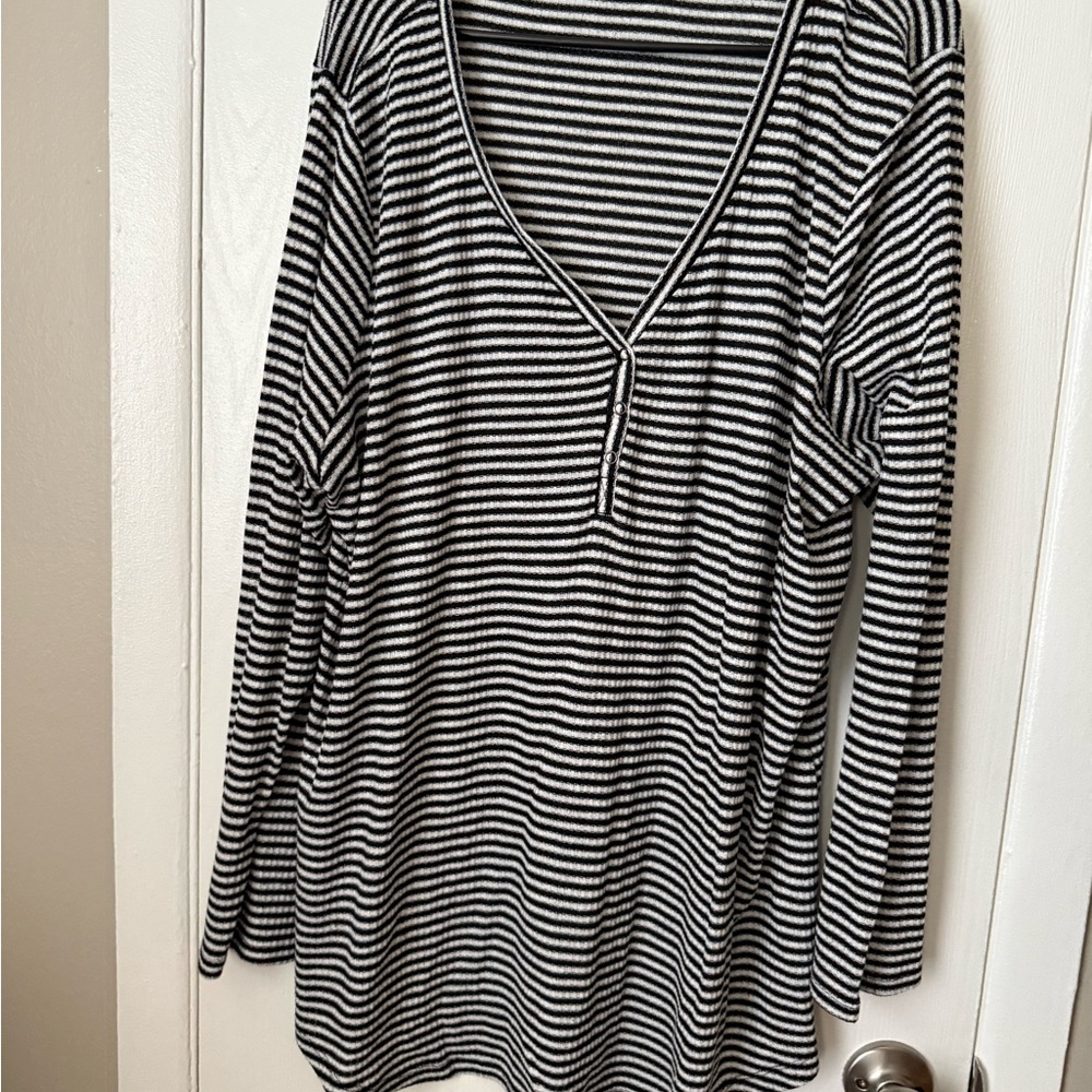 Torrid Black and White Relaxed Tunic Top